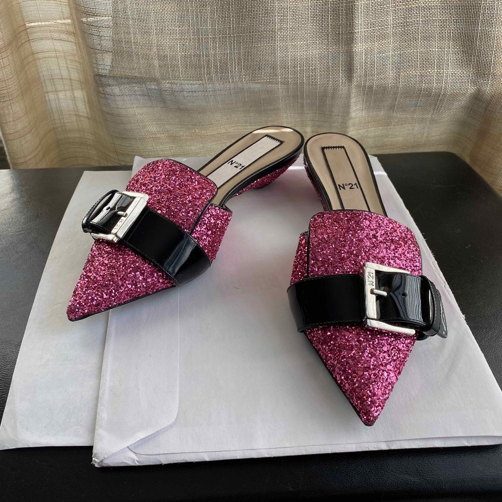 NEW N21 MULES FUSCHIA SPARKLY FINISH BLACK PAT LEATHER SLIDES SLIP-ON BUCKLE 37